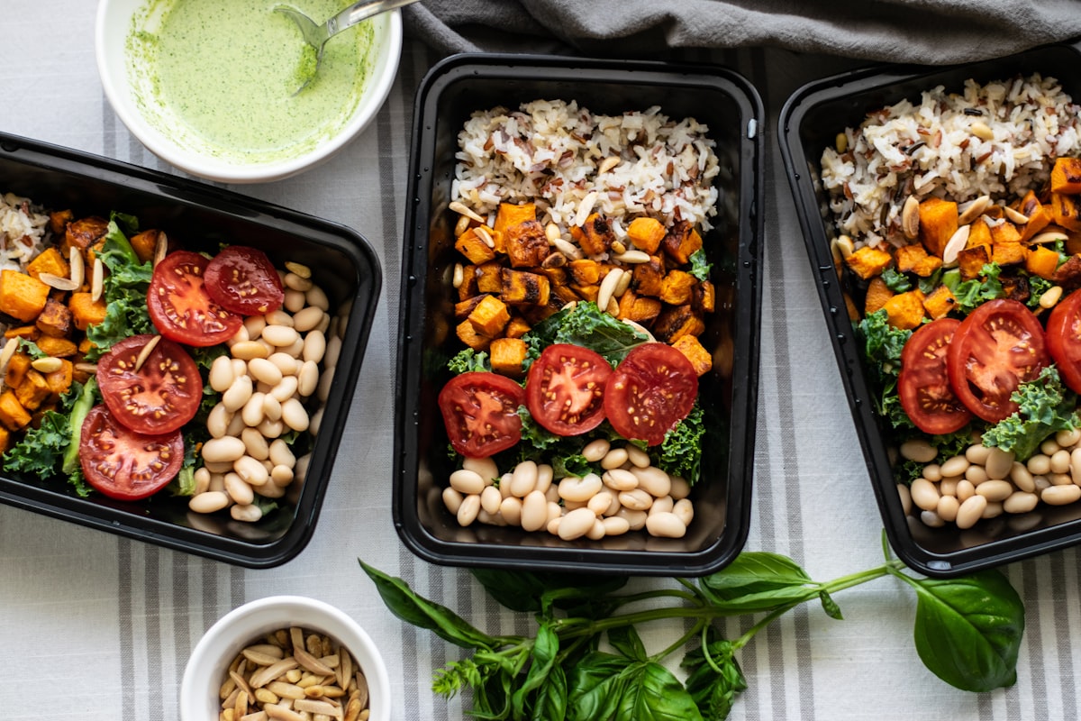 Equipo de nutrición ayudando a los clientes